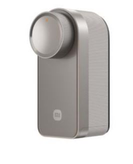 Accesorio para cerraduras de puerta, cerradura inteligente, que según declaración del solicitante no dispone de ningún mecanismo de cierre.
Se trata de un aparato eléctrico, funciona con baterías recargables de iones de litio, con conectividad inalámbrica WIFI y Bluetooth que se instala sobre una cerradura preexistente actuando sobre la llave o sobre el pomo de la cerradura permitiendo su apertura o cierre.
Este artículo admite diferentes tipos de desbloqueo: huella dactilar, contraseñe o a través de un teléfono inteligente con una aplicación. 
Se presenta, con unas dimensiones aproximadas de 141 x 60 x 59 mm, empaquetado conjuntamente con sus accesorios de instalación (soporte de montaje, tornillos, manual de usuario, etc.)
En función de la información aportada este artículo se utiliza para bloquear o desbloquear cerraduras de forma automática y a distancia.