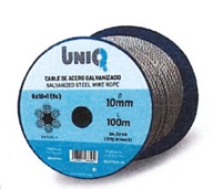 Cables de acero galvanizado, con plastificado en PVC, formados por una estructura de torones con una distribución de 6 x 7 + 1 FC o 6 x 19 + 1 FC. En ambos casos con alma textil.
Se presentan en rollos con diámetros que son superiores a los 3 mm hasta los 18 mm. y longitudes de 15 a 100 m. en la documentación técnica aportada. Su país de procedencia es China.
Función o uso: Según la información técnica aportada se pueden utilizar como cables estáticos- agricultura y ganadería o para cabrestantes o eslingas.
