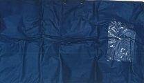 Artículo fabricado en plástico (PVC) por un lado y en tela sin tejer por el otro lado, siendo la superficie de plástico superior (60%) a la de la tela sin tejer (40%). El producto se cierra con una cremallera azul marina y un asa con cordón. Dispone de bolsillo interior y de bolsillo exterior. Articulo flexible y plegable.
Función y uso:
Se utiliza, por ejemplo, para guardar prendas de vestir o ropa de hogar.
Composición: PVC y tela sin tejer