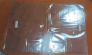 Artículo fabricado en plástico, consistente en una funda de PVC. Dispone de velcros para su cierre. Tiene unas medidas de 41 x 63 cm. Transparente y plegable.
Función y uso:
Se utiliza, por ejemplo, para guardar prendas de vestir o ropa de hogar.
Composición: PVC.