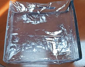 Artículo fabricado en plástico (PEVA). Sus dimensiones aproximadas son de 30 x 38 x 18 cm (largo, ancho, alto). El producto es completamente transparente, una cremallera negra para cerrarlo y un asa hecha de tela sin tejer.
Función y uso:
Se utiliza, por ejemplo, para guardar prendas de vestir o ropa de hogar.
Composición: PEVA. (Polietileno acetato de vinilo).