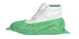 Articulo (cubre pie) confeccionado a partir de una hoja de polietileno rugoso (PE), de un solo uso, color verde, que cubre el pie, sujetándose a la altura del tobillo mediante un elástico; Medidas: 410 x 155 mm.
Indicado para proteger el calzado.
polietileno (PE).
Se presenta en bolsas con 100 unidades.  unidades.