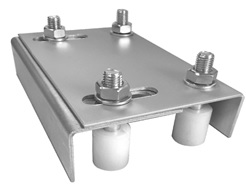Caja para rodillos guía de acero para puertas que se presenta en forma de una placa de acero rectangular doblada por dos de sus lados y con cuatro aberturas en su parte superior en las que están atornillados los rodillos guía compuestos por una parte tubular y roscada de acero y otra también tubular de nylon. Sus dimensiones son de: uno de los lados entre 138 y 260 mm, el otro entre 220 y 360 mm, siendo su altura, sin tener en cuenta la parte los rodillos guía que sobresale, de entre 55 y 68 mm.
Según declaración del solicitante se destina a puertas.
Acero.