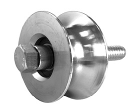 Herraje de acero con acabado de zinc para puertas. Se trata de un artículo compuesto por una rueda con un acanalado semicircular en su perímetro, atravesado por un artículo roscado, similar a un perno con cabeza poligonal y tuerca, que sirve de eje. Se presenta con unos diámetros, de la rueda, comprendidos entre los 78 mm y los 198 mm y un ancho de este mismo elemento comprendido entre los 25 y 30 mm.
Según declaración del solicitante se destina a  puertas.
Acero con acabado en zinc.
