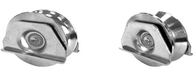 Ruedas de acero que presentan un rebaje en la zona central de su perímetro y diferentes dimensiones: diámetros comprendidos entre los 78 y los 118 mm y anchuras entre 20 y 25 mm. Se trata de herrajes destinados a instalarse en puertas y cancelas que presentan una montura, también de acero, consistente en dos placas laterales dobladas en su zona inferior y unidas al eje de la rueda.
Según declaración del solicitante se destina a puertas.
Composición: acero