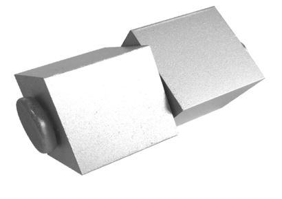 Bisagra de acero y acabado zinc que se destinan a instalarse en puertas basculantes. Se presenta en forma de dos cubos unidos por un eje central uno de los cuales incorpora un tornillo en una de sus caras. Las dimensiones de cada cubo son de 40 x 40 mm.
Según declaración del solicitante se destina a puertas basculantes.
Acero con acabado en zinc.