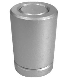 Herraje de acero con acabado de zinc para puertas abatibles (punto de giro). Se trata de un artículo compuesto por dos elementos: uno formado por una base circular y una barra de menor diámetro que sobresale de esta que se introduce en el otro tubular. Se presenta con un diámetro de 40 mm y una altura de 60 mm.
Según declaración del solicitante se destina a puertas abatibles.
Acero con acabado en zinc.