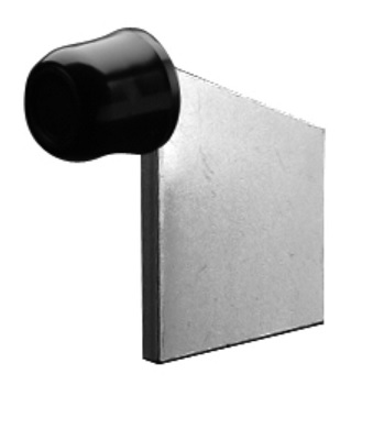 Topes para cancelas correderas elaborados fundamentalmente con acero cincado. Se presenta en forma de un trapecio con uno de sus extremos acabado en un tope tubular de caucho. Su altura máxima es de 95 mm, su alargo de 50 mm y su ancho de 8. Se presentan en cajas con un número variable de unidades y se instala por medio de soldadura.
Según declaración del solicitante se destina a cancelas correderas exteriores. No está destinada a edificios.
Composición: Acero cincado.