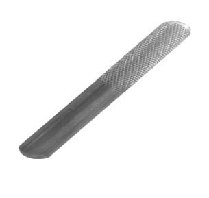 Herraje de acero con acabado en zinc para puertas correderas. Se presenta en forma de una barra con la mitad de su superficie rugosa y se destina a unir entre sí dos guías para puertas correderas en caso de que la puerta mida más de tres metros. La unión entre las guías se realiza en la parte rugosa de la barra y sus dimensiones son de: 100 mm de largo (50 mm rugosos) y 13 mm de diámetro.
Según declaración del solicitante se destina a puertas correderas.
Acero con acabado en zinc.