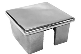 Piezas de acero inoxidable que según declaración del solicitante se destinan a utilizarse como tapones, elementos de cierre, en la construcción de barandillas.  Se presenta, en cajas con dos unidades idénticas, en forma de una placa cuadrada con unas dimensiones de 40 x 40 mm unida a unas partes salientes que presentan aberturas.
Se destinan a las barandillas.
Están hechos de acero inoxidable.