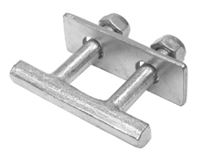 Artículo de uso general consistente en un sistema de sujeción realizado en acero cincado. La parte inferior presenta dos agujeros y tiene unas medidas de 90 x 30 mm y la parte superior de 95 x14 mm. Se presenta con dos tuercas.
Se utiliza en vehículos no automóviles (remolques) para tensar las cinchas de amarre.
Acero cincado.