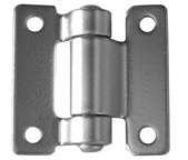 Artículo de uso general consistente en una bisagra de libro pequeña realizada en chapa de acero cincado. Presenta cuatro agujeros y tiene una longitud de 60 mm y una anchura de 59 mm.
Se utiliza en vehículos no automóviles (remolques) para sujetar la puerta trasera del remolque.
Composición: Acero cincado.