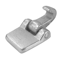 Artículo de uso general consistente en un anclaje para cierre realizado en acero cincado. Está formado por dos piezas unidas: una base de perfil aproximadamente rectangular a la que va unido un gancho (uña) articulado. La base tiene una longitud de 60 mm y una anchura de 47 mm y su longitud máxima es de 91 mm. Se utiliza en vehículos no automóviles (remolques) para cerrar la puerta trasera.
Según declaración del solicitante se utiliza en vehículos no automóviles (remolques) para cerrar la puerta trasera.