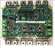 Módulo semiconductor con tarjeta adaptadora basado en tecnología IGBT. Está compuesto 3 ramas en paralelo de 2 IGBTs unidos eléctricamente (Top y Bottom) 6 IGBTs en total, sus diodos de protección y una tarjeta electrónica soldada sobre el mismo cuya función principal es garantizar el paralelizado entre las tres ramas de IGBTs.
Se trata de un artículo en forma aproximada de prisma rectangular con dimensiones aproximadas de 162 mm de longitud, 150 mm de ancho y 47 mm de alto. 
Este artículo se utilizará como repuesto de otros equipos y está diseñado para una tensión superior a 60 voltios.
Función o uso: Según declaración del solicitante este módulo por sí mismo únicamente tiene la función de conmutación.