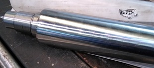 Manufacturas de acero (aleado o inoxidable) que en forma de barras. Además de estar tratadas térmicamente, rectificadas y cromadas presentan uno de sus extremos mecanizado (con una serie de rebajes) y roscado para su acople con un pistón.
Se presentan con diferentes diámetros (de 20 a 200 mm.) y longitudes (de 6 a 7,5 m.)
Función o uso: Según declaración del solicitante se trata de un producto acabado que se utilizará directamente como vástago de los pistones en cilindros hidráulicos sin necesidad de operaciones posteriores de trasformación.