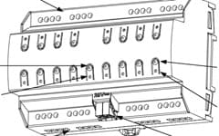 Se trata de un circuito electrónico con envolvente plástica libre de halógenos con placa electrónica y elementos de conmutación integrados, con montaje en carril DIN (IEC 60715) con pinza de fijación.
Consta de hasta 8 canales de persiana, con BCU KNX integrada (TP1-256). Permite el control de persianas/cortineros mediante salidas libres de potencial por relés biestables (micro-interrupción), con posibilidad de control manual por salida mediante pulsador y LED. Temporizaciones en las salidas. Alimentación desde bus KNX 21-31 VDC (típica 29 VDC), sin alimentación externa requerida.
Se presenta con unas dimensiones aproximadas de 67 x 90 x 140 mm y peso aproximado de 540 gramos.
Función y uso:
Según declaración del solicitante este actuador multifunción sirve para automatización de edificios (sistema KNX), para control eléctrico de cargas y señales, como persianas o cortineros, destinado a instalación fija en el interior de cuadros eléctricos y montaje en carril DIN.