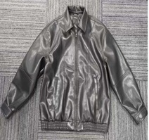 Según declaración del solicitante se trata de una cazadora. Cubre la parte superior del cuerpo y desciende hasta la cintura. Presenta una abertura completa delantera que se cierra con cremallera. Está confeccionada con cuello camisero y mangas largas, que se ajustan al puño con botón de ojal. En la parte delantera tiene dos bolsillos verticales sin sistema de cierre. Dispone de una goma elástica en el bajo, que ciñe la prenda al cuerpo. Está concebida para ser llevada encima de otra prenda.
Se utiliza como prenda de vestir.
Está confeccionada en plástico celular (poliuretano), con un tejido base y forro, ambos, 100% poliéster. La capa textil es un mero soporte que no ha sido sometido a trabajos más avanzados.