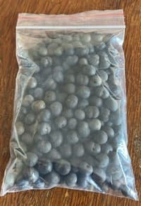 Hueso de açaí. Se obtiene del fruto del açaí (Euterpe oleracea). Para la producción de biomasa. Se presenta para su venta al por mayor a granel.
Función o uso: Biomasa, para su quema y posterior generación de energía.