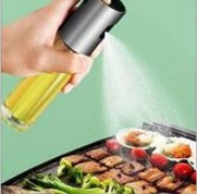 Difusor de aceite de uso manual que realiza una pulverización mecánica de aceite y líquidos similares en alimentos. Se trata de un artículo de uso doméstico.
Está compuesto principalmente por un cuerpo tubular de cristal con uno 100 ml. de capacidad aproximada, una cabeza de pulverización de metal y un atomizador. Su altura aproximada es de 18,3 cm.