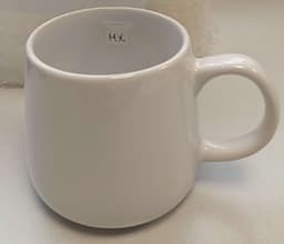 Artículo de uso doméstico para el servicio de mesa consistente en una taza de cerámica, esmaltada y que presenta una porosidad (coeficiente de absorción de agua) inferior a 5% en peso (3,86 y 3,95% respectivamente según el modelo).
Según el coeficiente de absorción de agua no es una cerámica de gres, ni de barro ordinario, ni de barro fino o loza.
Función y uso:
Se utiliza para el uso doméstico, se trata de un artículo que se utiliza como vajilla para el servicio de mesa.