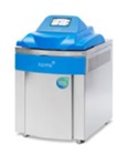 Autoclaves para la esterilización mediante vapor de agua a presión con sistema de generación de vapor integrado y sistema de control por micro procesador. Funcionan con un rango de temperaturas comprendido entre los 105 y los 140 grados Celsius con una presión de operación máxima de 2,6 bar.
Se presentan con diferentes formatos (verticales, de sobremesa y compactos) y dimensiones.
Tanto la estructura externa como la cámara de esterilización y la puerta están fabricados con acero inoxidable. La estructura externa además está provista de aislamiento. Se presentan con varios tipos de puerta en función del formato (pivotante lateral, frontal) con juntas de silicona.
Se pueden presentar con soportes para bandejas, rejillas protectoras, cestos de alambre, etc. (todos ellos amovibles). Están provistos de sistemas de seguridad que incluyen válvulas de sobrepresión, sensores de temperatura y presión, y mecanismos de bloqueo de puerta.
Función o uso: Según declaración del solicitante se destinan a uso médico.