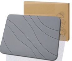 Alfombrilla de baño rígida de perfil rectangular con las esquinas redondeadas.
Su componente mayoritario es arena de diatomea incorporando además cal y fibra vegetal.
Se presenta con dimensiones variables.
Función o uso: Según declaración del solicitante su función es absorber la humedad de los pies tras el baño, facilitando su secado y evitando que el suelo se moje.