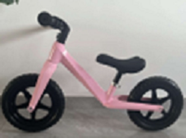Bicicleta sin pedales, frenos, cadena, transmisión ni ningún sistema mecánico de propulsión, siendo impulsado exclusivamente mediante el contacto de los pies del niño con el suelo.
Dimensiones aproximadas:
• Diámetro de ruedas: 10–12 pulgadas aprox.
• Altura del sillín: regulable, adaptada a niños pequeños.
• Peso del producto: ligero (inferior a bicicletas convencionales).
Función o uso: 
Para niños de 2 a 6 años.
• Altura del usuario: aprox. hasta 95–100 cm
• Peso máximo del usuario: aprox. 30 kg
Está diseñada para favorecer el aprendizaje del equilibrio y la coordinación en edades tempranas.
• Estructura principal: Plástico / polímero moldeado
• Ruedas: Ruedas macizas de EVA (etileno-vinil-acetato), no inflables