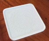 Manufactura de yeso decorada. Dispone de forma cuadrada o redonda con un diámetro aproximado de 18 cm. Se obtiene por moldeo.
Función o uso: Se utiliza como objeto decorativo.
Composición: Sulfato de calcio hemidratado.