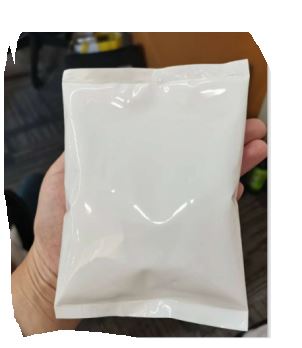 Artículo refrigerante reutilizable consistente en una bolsa plástica sellada que contiene una preparación química en forma de gel, ya hidratada, a base de agua y un polímero súper-absorbente.

El producto se presenta en una bolsa de plástico sellada, sin marcajes individuales y embalado en cajas en las que constan la identificación del producto, advertencias de seguridad, etc. Se presenta en su estado final de utilización.
Según declaración del solicitante su función es la de elemento auxiliar de refrigeración, destinado al mantenimiento de la temperatura durante el transporte o almacenamiento en frío de productos envasados. Para su utilización únicamente requiere ser congelado.