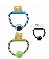 Juguete para perros compuesto por una pelota de caucho unida a una cuerda trenzada y un elemento de agarre de plástico.
Función o uso: Se utiliza como juguete para perros. Está diseñado para ser lanzado, mordido y recuperado.