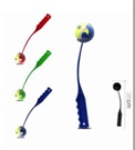 Lanzador de pelota para perros compuesto por un mango alargado de plástico y una pelota de caucho en su extremo. 
Tiene un diámetro de 36 cm.
Función o uso: Está diseñado para facilitar el lanzamiento a distancia y permitir el juego interactivo con el animal. Activa y estimula a los perros mediante el juego al aire libre.