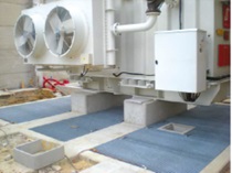 Estructura metálica destinada a quedar fija en su lugar de instalación fabricada con acero galvanizado en caliente y acero pregalvanizado.
Está formada por diferentes elementos: perfiles angulares de soporte, compuertas cortafuegos y rejillas metálicas. 
Se presenta desmontada en forma de un kit listo para instalar para su montaje in situ y se presenta con diferentes dimensiones en función del proyecto concreto.
Función o uso: Según declaración del solicitante se utiliza para la extinción natural de fuego y está destinada a instalarse en las fosas de los transformadores de potencia.