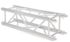 Manufacturas de aluminio con base cuadrada (lados de 20 o 40 cm.) y diferentes longitudes. Están formadas por cuatro tubos de 50 mm. de diámetro, en las esquinas, unidos por tubos (traviesas) diagonales de 25 mm. de diámetro.
Estos elementos se pueden interconectar entre ellos utilizando una serie de conectores lo que permite crear distintas configuraciones. 
Se presentan completos con los sistemas de unión (conectores, pasadores, etc.) necesarios para su montaje.
Según declaración del solicitante se utilizarán principalmente en la configuración de torres elevadoras.