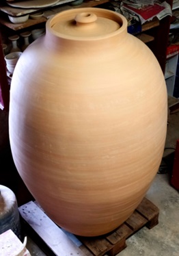 Manufactura de cerámica, tipo vasija de arcilla cocida sin esmalte ni revestimiento, cerámica artesanal, hecha a mano, con tapa superior de cerámica. Porosidad muy baja.
Tiene una capacidad aproximada de 350 litros. 
Medidas aproximadas 95cm de ancho x 125 cm de altura y un peso aproximado de 75kg.
Se utiliza para para uso de fermentación y crianza de vinos.
La cerámica no contiene ni plomo ni cadmio, cumpliendo las normativas europeas: Regl. EC 1935/2004. EC 2023/2006. Direct. EC 84/500. EC 200/51.