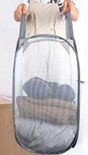 Cesto, bolsa plegable de uso doméstico, constituido por una estructura flexible de red formada por hilos sintéticos de poliéster, está destinado a almacenar temporalmente la ropa sucia antes de su lavado, su diseño permite mantenerse erguida durante el uso y plegarse cuando no se utiliza, facilitando su almacenamiento. Dispone de asas. Presenta una varilla flexible de acero como estructura interior de soporte. Su función no es ni embalaje ni transporte de mercancías
Medidas: 36cm x 36cm x 58 cm.