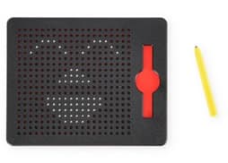 Juguete con forma de pizarra magnética, rectangular, de color negro, que permite crear dibujos mediante un lápiz con punta metálica que atrae las pequeñas esferas magnéticas situadas bajo la superficie. Dispone de pequeñas esferas magnéticas plateadas que diseñaran los dibujos. En la parte derecha presenta una zona de color rojo para apoyar el lápiz magnético de color amarillo. Tiene veinte hojas con patrones, aunque se puede dibujar libremente.
Medidas: 21.5*17.5*1.2cm. Peso: 311g.
Se destina al entretenimiento de los niños. Es una forma divertida y educativa de estimular la creatividad, la motricidad fina y la coordinación ojo-mano.
Composición de la mercancía / Ingredientes de la mercancía: 79% ABS plastico, 20% bolitas de acero, 1% imán de neodimio.