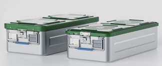 Contenedor rígido de aluminio anodizado, reutilizable y apto para la esterilización de material quirúrgico. Está compuesto por base y tapa encajables, dispone de perforaciones, en la base o en la tapa, que permiten el paso del vapor de autoclave y está provisto de filtros y/o válvulas para el proceso de esterilización. No dispone de dispositivos mecánicos ni térmicos.
Se presenta con base cuadrada o rectangular y diferentes dimensiones siempre con capacidad individual inferior a 50 litros.
Según declaración del solicitante utiliza se para contener y proteger el instrumental médico durante la esterilización, el transporte y el almacenamiento, siendo apto para ciclos de esterilización por vapor a alta temperatura y presión.