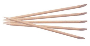 Juego de 5 palitos tubulares de manicura fabricados totalmente con madera.
Uno de sus extremos es puntiagudo y el otro dispone de un bisel de 45 grados. Se presenta acondicionado para la venta al por menor en envases de cartón.
Según declaración del solicitante son de uso específico en la limpieza y el cuidado de cutículas.
