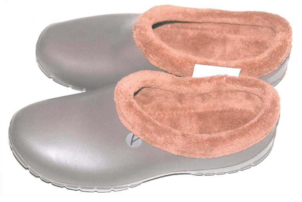 Puutarhakengät, muovia. Jalkine on vedenpitävä ja sen päällistä ei ole kiinnitetty pohjaan eikä koottu ompelemalla, niittaamalla, naulaamalla, ruuvaamalla, tapittamalla tai niiden kaltaisella menetelmällä. Jalkine ei peitä nilkkaa. Jalkineessa on tekstiiliä oleva vuori, joka peittää jalkineen ulkoreunan noin 2 cm. Vuori on kiinnitetty jalkineeseen ompelemalla. Asiakkaan antamien tietojen mukaan kengän materiaali on etyylivinyyliasetaattia.