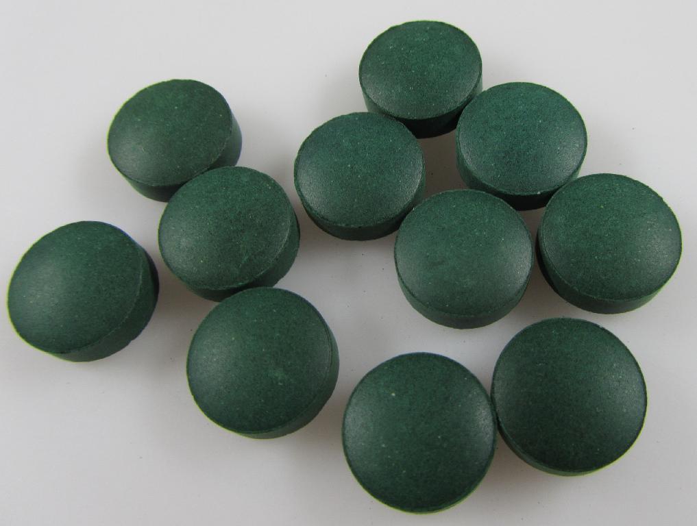 Muovipurkkiin pakattuja ravintolisänä käytettäviä Spirulina-tabletteja, joiden koostumus on seuraava: Spirulina-levävalmiste, piidioksidi, inuliini ja magnesiumstearaatti.