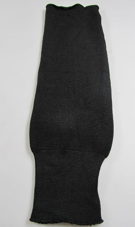 Säärystin, neulosta. Asiakkaan antamien tietojen mukaan tuote on 100 % polyesteriä. Säärystimen leveys on noin 15 cm ja pituus noin 22,5 cm, josta resoriosuus on noin 10 cm. Asiakkaan antamien tietojen mukaan tuote on tarkoitettu suojaamaan jääkiekkoilijan pohje- ja sääriosaa mm. luistimen viilloilta.