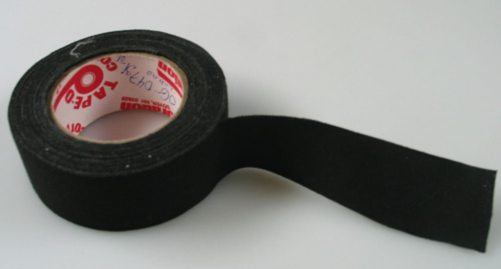 Kyseessä on kangasteippi, jota käytetään jääkiekkomailoissa. Tullilaboratorio on tutkinut tuotteen näytteen perusteella ja todennut, että kyseessä oleva liimanauha on 24 mm leveää ja se on valmistettu leikkaamalla palttinasidoksella kudotusta kankaasta (loimi- ja kudelangat puuvillaa). Nauhan alapuolella on liimakerros.