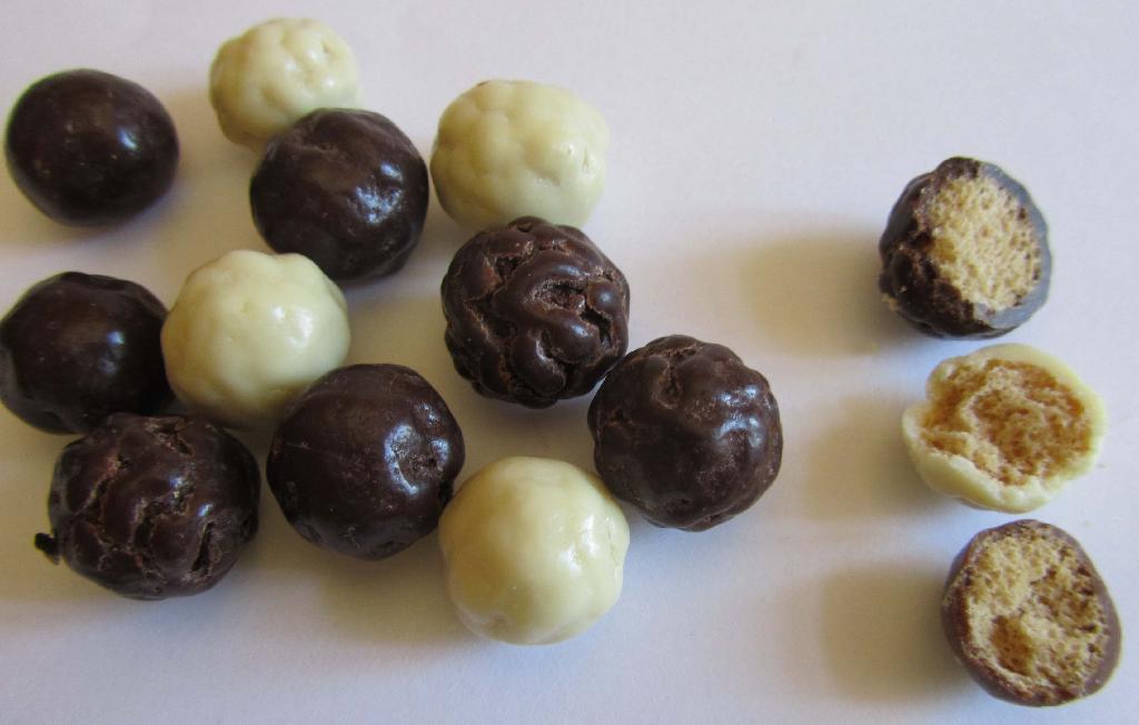 Maito-, tumma- ja valkosuklaalla kuorrutettuja  rapeita vehnämallaspalloja pakattuna 160 g vähittäismyyntipakkaukseen.  Pallot ovat halkaisijaltaan noin 1,8 cm ja väriltään tummia, vaaleanruskeita sekä vaaleita.  Kukin pallo on päällystetty suklaa- tai valkosuklaakerroksella ja pallon sisäosa on  rapeata  vaaleanruskeata   ainesta. Ilmoitetut  ainesosat: sokeri, kaakaovoi, vehnämallasjauho, kaakaomassa, rasvaton maitojauhe, vehnätärkkelys, täysmaitojauhe, ohramallasuute, pintakäsittelyaine (E414), maitorasva, emulgointiaine (lesitiini), aromit (vanilja, vanilliini), suola.  Ilmoitettu suklaapitoisuus makeisvalmisteessa on 73 %.