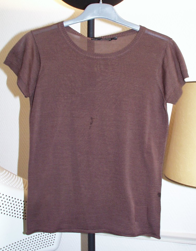 TEE-SHIRT POUR FEMMES, EN ÉTOFFE DE BONNETERIE LÉGÈRE DE SOIE, DESCENDANT SUR LES HANCHES, AVEC DES MANCHES COURTES, AVEC UNE ENCOLURE RONDE BORDÉE D'UN BORD CÔTE TOUT COMME LE POURTOUR DE L'EXTRÉMITÉ DES MANCHES.

L'ARTICLE EST RÉALISÉ DANS UNE ÉTOFFE UNIE ET PRÉSENTE COMME PARTICULARITÉ DES COUTURES APPARENTES AU NIVEAU DES EMMANCHURES.

POIDS: 80 GRAMMES.