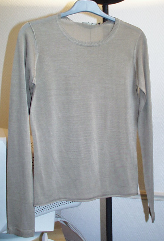TEE-SHIRT POUR FEMMES, EN ÉTOFFE DE BONNETERIE LÉGÈRE DE SOIE, DESCENDANT SUR LES HANCHES, AVEC DES MANCHES LONGUES, AVEC UNE ENCOLURE RONDE BORDÉE D'UN BORD CÔTE TOUT COMME LE POURTOUR DE L'EXTRÉMITÉ DES MANCHES.

L'ARTICLE EST RÉALISÉ DANS UNE ÉTOFFE UNIE ET PRÉSENTE COMME PARTICULARITÉ DES COUTURES APPARENTES AU NIVEAU DES EMMANCHURES.

POIDS: 140 GRAMMES.