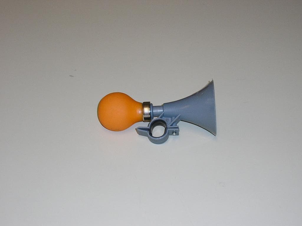 AVERTISSEUR SONORE EN MATIERE PLASTIQUE, EN FORME DE TROMPETTE, AVEC UNE PARTIE EN CAOUTCHOUC SOUPLE ET UNE PARTIE RIGIDE EN MATIERE PLASTIQUE, AVEC UN ANNEAU EN MATIERE PLASTIQUE.
CET AVERTISSEUR EST DESTINE A ETRE FIXE SUR LE GUIDON D'UNE BICYCLETTE POUR ENFANT.
