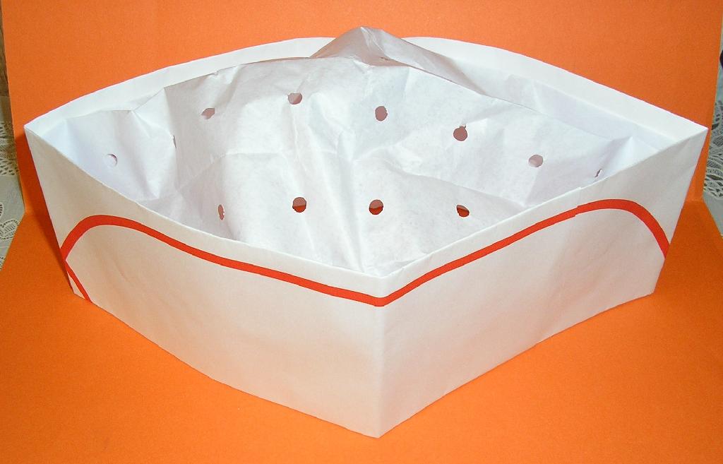 COIFFE GENRE CALOT EN PAPIER (100% PAPIER) DE TAILLE AJUSTABLE COMPORTANT SUR LE DESSUS DU PAPIER PERFORE SANS ELASTIQUE DE SERRAGE OU DE MAINTIEN, AVEC UN MOTIF DECORATIF FORMANT UN LISERE ROUGE SUR LE POURTOUR.

CALOT DE PROTECTION DESTINE A COUVRIR LA TETE.