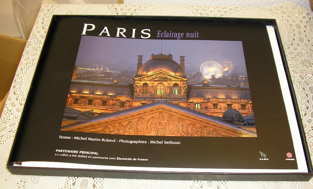 GRAVURES, COMPORTANT DES REPRODUCTIONS D’ŒUVRES D’ART ET DES MONUMENTS HISTORIQUES, CONSTITUES PAR DES FEUILLES ISOLEES PLIEES INSEREES SOUS UNE MEME COUVERTURE. CERTAINES DE CES GRAVURES SONT ACCOMPAGNEES DE LEGENDES ET DE TEXTES EXPLICATIFS.

CES GRAVURES SONT PLACEES DANS UN COFFRET EN CARTON COMPORTANT SUR LE COUVERCLE UNE OUVERTURE FORMANT FENETRE LAISSANT APPARAITRE LA PHOTO DE LA COUVERTURE.