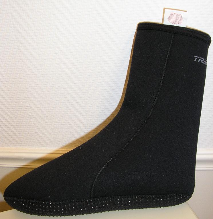 CHAUSSETTE DESTINÉE À LA PRATIQUE DES SPORTS NAUTIQUES, EN ÉTOFFE DE BONNETERIE DE FIBRES SYNTHÉTIQUES (POLYAMIDE), FORMÉE DE TROIS PIÈCES COUSUES ENTRE ELLES DE MANIÈRE À RECOUVRIR LA CHEVILLE, LE TALON, LE COUP DE PIED ET LA PLANTE DU PIED, AVEC UNE INSCRIPTION FIGURANT UN LOGO PUBLICITAIRE IMPRIMÉE SUR LE DERRIÈRE.

LA PARTIE RECOUVRANT LA PLANTE DU PIED EST RENFORCÉE PAR UNE ENDUCTION DE PETITS PICOTS DE MATIÈRE PLASTIQUE.