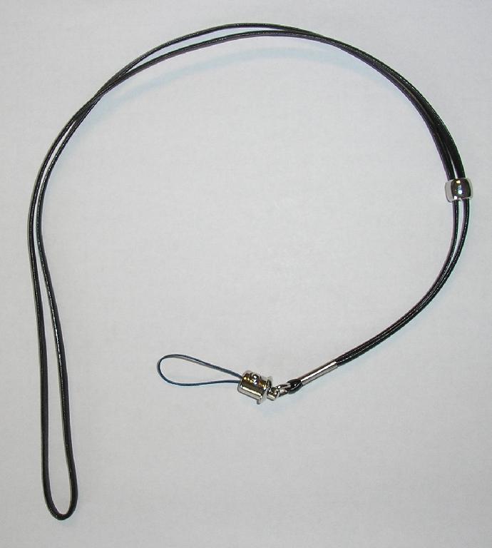 CORDON EN CUIR MUNI D'UNE ATTACHE PERMETTANT DE PORTER UN TÉLÉPHONE PORTABLE AUTOUR DU COU.

LE CORDON FORME UNE BOUCLE DE 76 CM À LAQUELLE EST ATTACHÉ UN CLIP EN ACIER POURVU D'UN FIN CORDON EN MATIÈRE TEXTILE À FIXER AU TÉLÉPHONE.